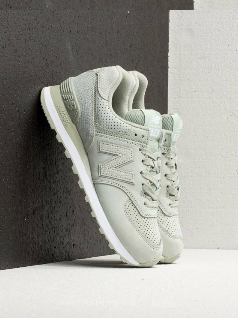 New Balance 574 Women’s Size 11 B Silver Mint Suede Reptile Retro Sneakers
